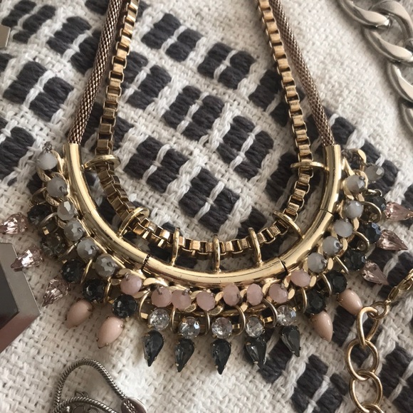 Assorted statement necklaces - Picture 7 of 8